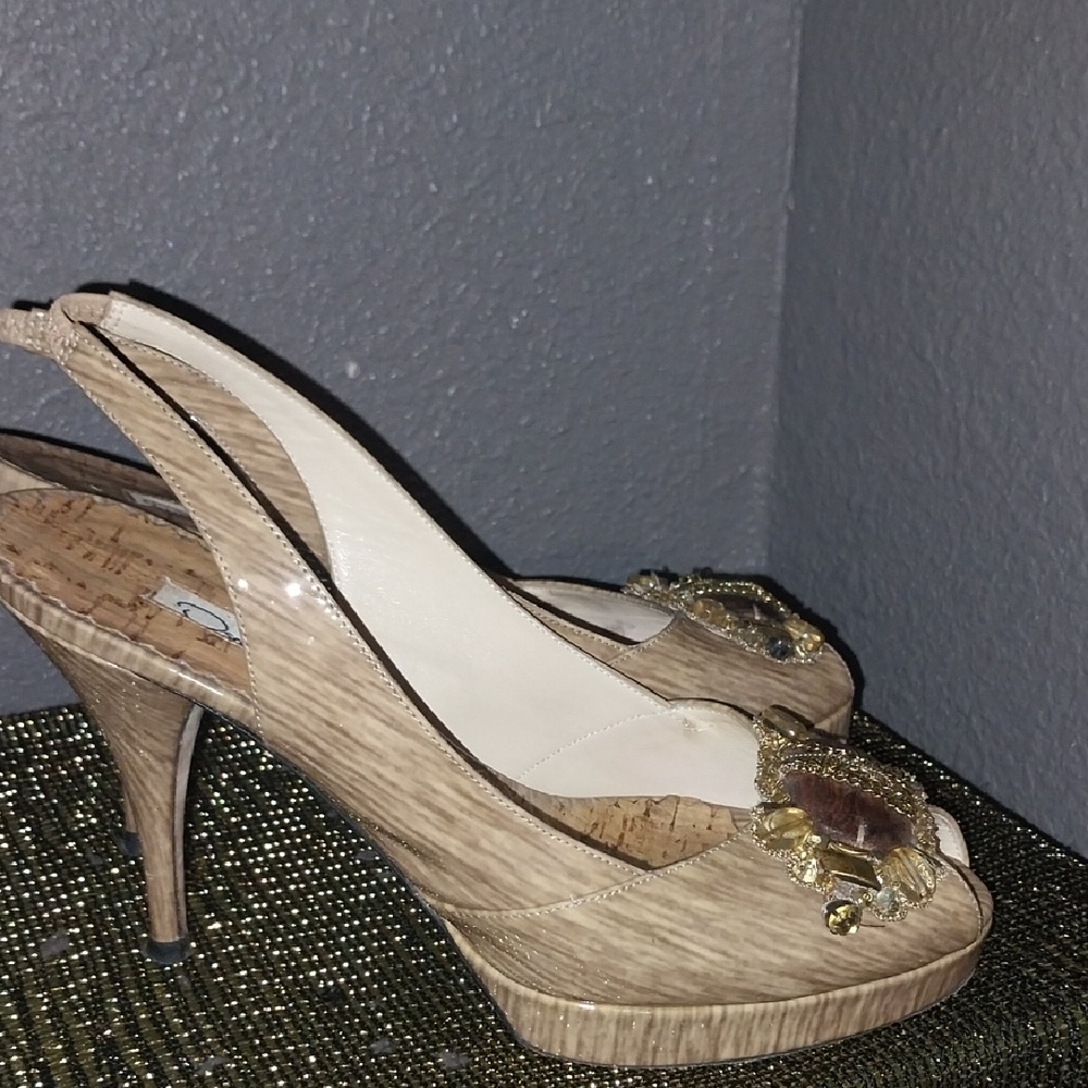 Elegant Tan Platform Heels - Picture 4 of 4